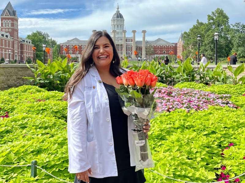 Paola里维拉, 谁从小就梦想成为一名医生，但在开始失去信心后就换了专业, 2022年，她在密苏里大学医学院的白大褂典礼上庆祝自己进入医学院. (图片由Gustavo Rivera提供)